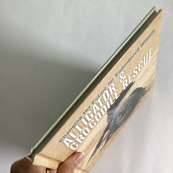 4 /💲20 🤑 Alligator & Crocodile Rescue book - Picture 2 of 5